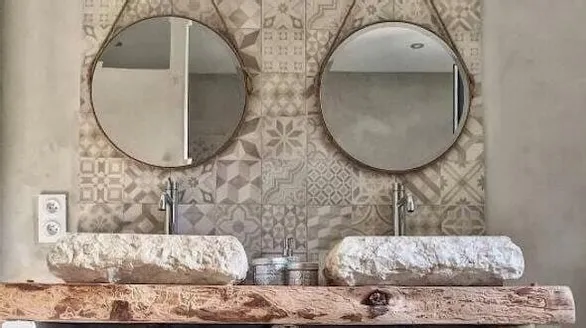 photo Salle de bains authentique avec vasque en pierre et plan de travail en bois brut