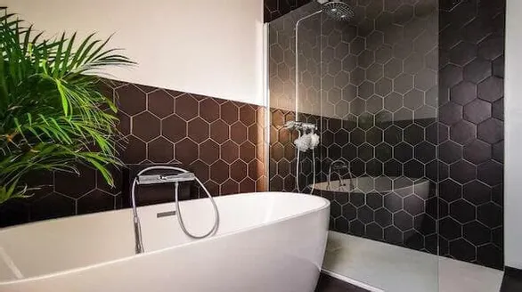 Salle de bain avec baignoire ilot et douche italienne