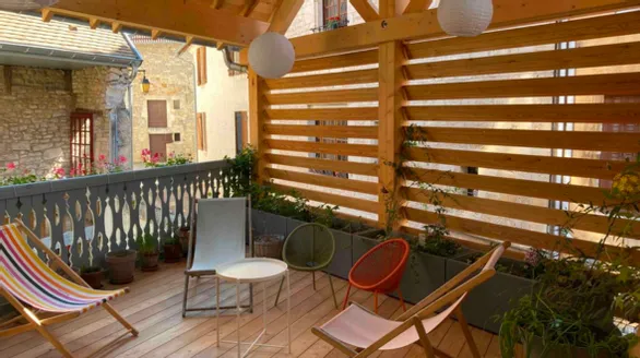 Terrasse en bois suspendue avec chaises longues