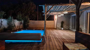 Terrasse en bois avec pergola en bois esprit vacances