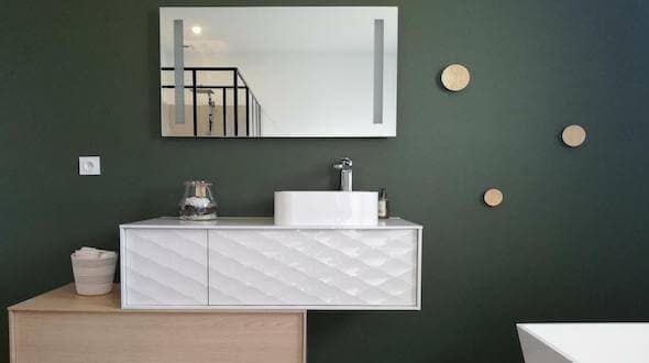 Photo salle de bain tons vert blanc et bois